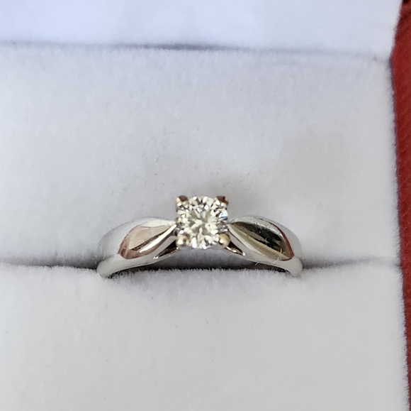 18K gold ring with natural diamond from Spence Jewellers. - Picture 4 of 11